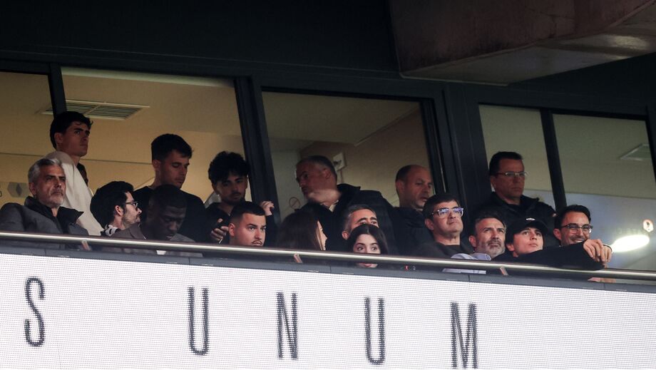 João Neves na bancada a assistir ao Benfica-V. Guimarães