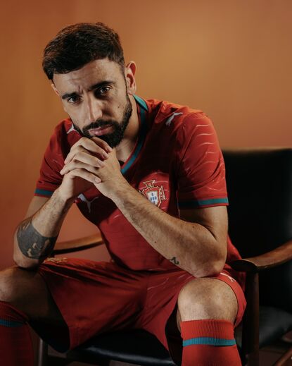 Bruno Fernandes apresenta a nova camisola da seleção portuguesa para o Mundial 2026