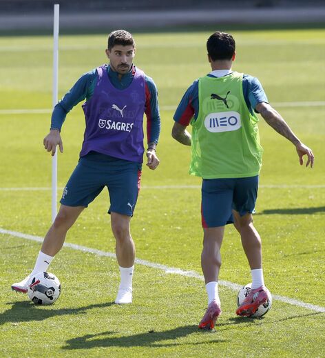 Rúben Neves em ação no treino