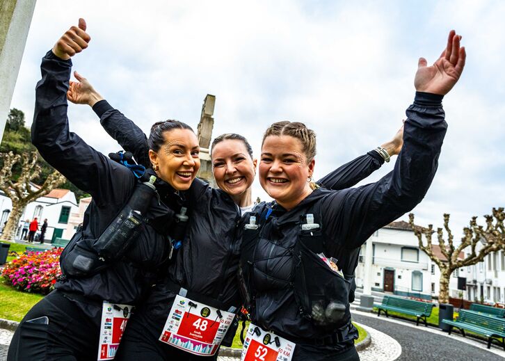 Atletas celebram no Povoação Trail, prova da Taça de Portugal