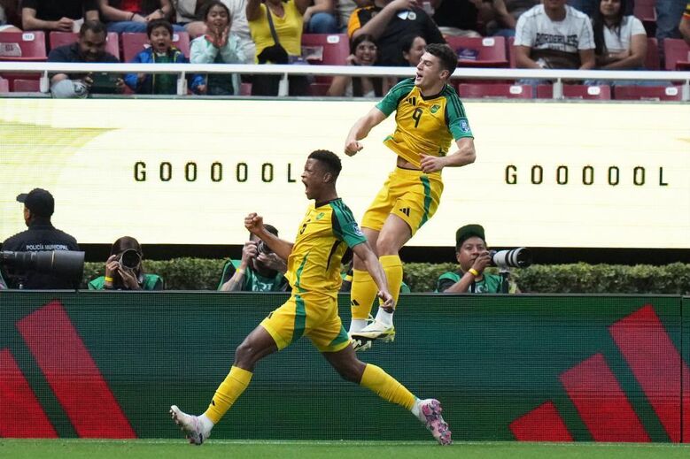 Bailey Cadamarteri celebra o golo pela Jamaica