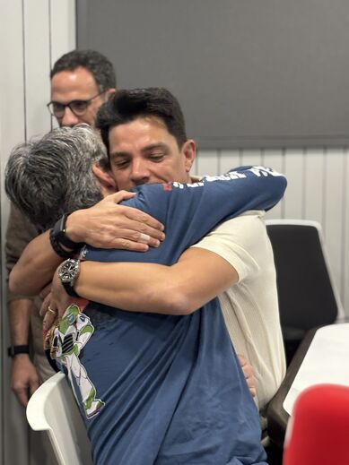 Nuno Markl regressou à Rádio Comercial e emocionou-se com abraço no dia de aniversário da rádio