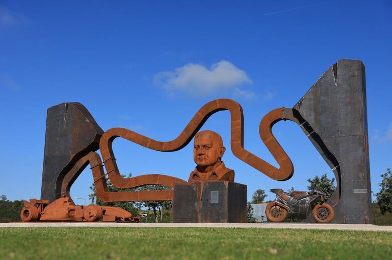 Escultura junto ao Autódromo Internacional do Algarve homenageia fundador Paulo Pinheiro