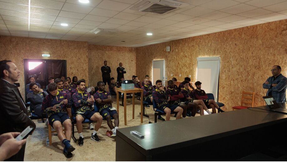 Chaves e IPB abordam futuro de jogadores após futebol, em sessão com equipa