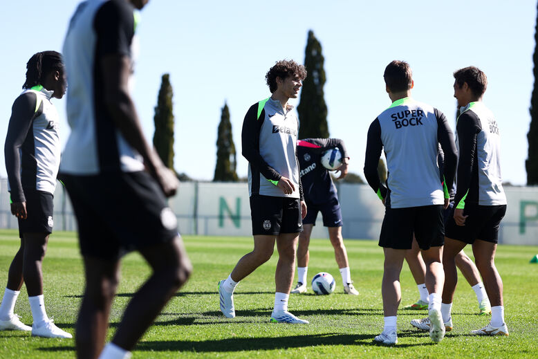 Os jogadores do Sporting em ação durante mais um treino orientado por Rui Borges
