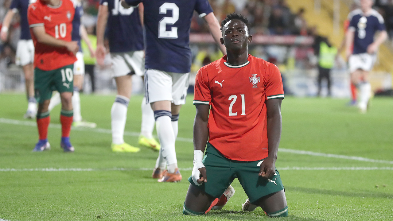 Roger Fernandes festeja golo pela seleção sub-21 de Portugal