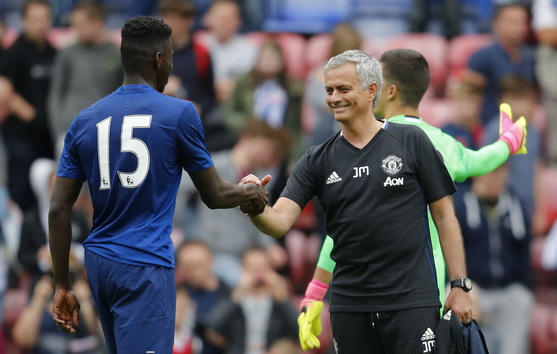 Mourinho cumprimenta Tuanzebe, central do Burnley e herói do Congo