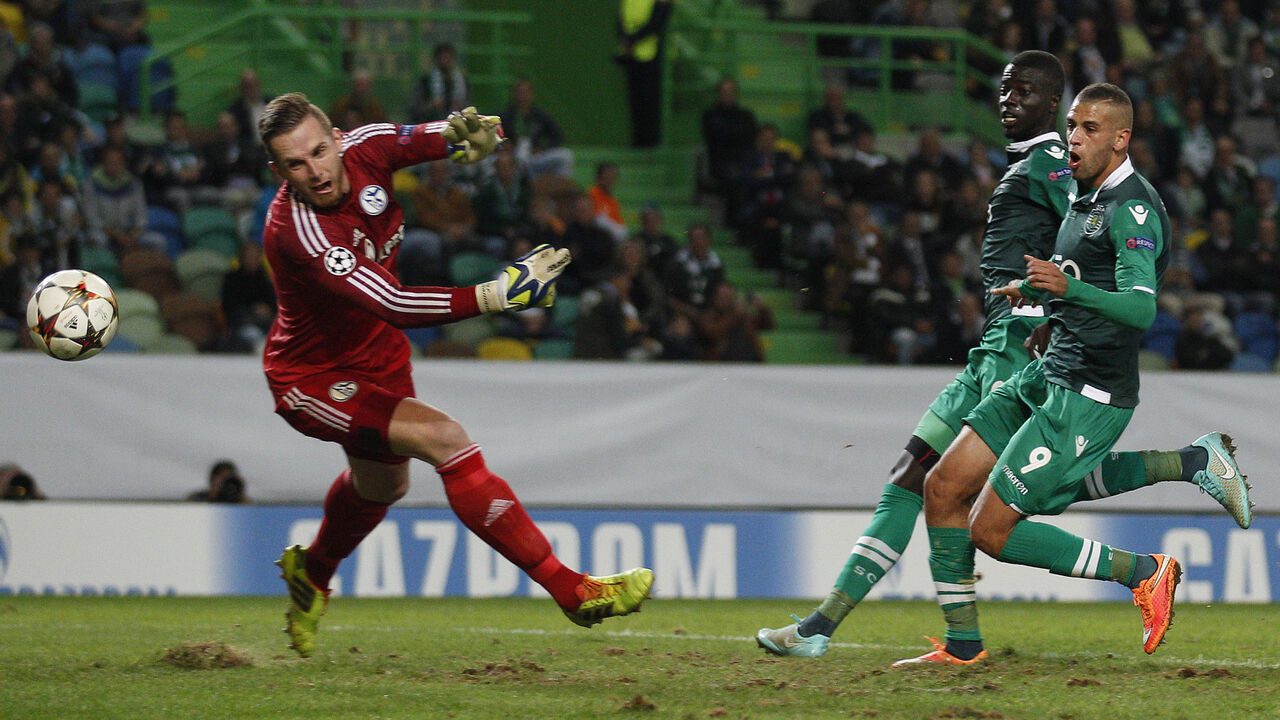 Ralf Fahrmann ao serviço pelo Schalke 04 num jogo da Liga dos Campeões frente ao Sporting
