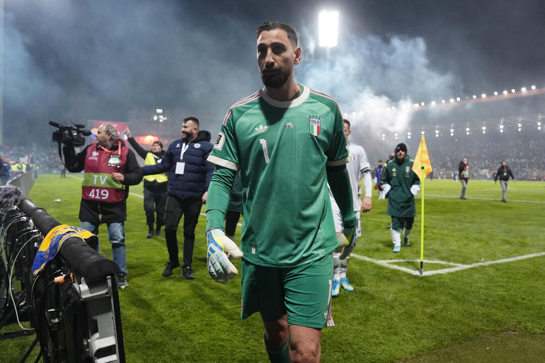 Donnarumma, guarda-redes da seleção italiana, em campo durante um jogo de futebol