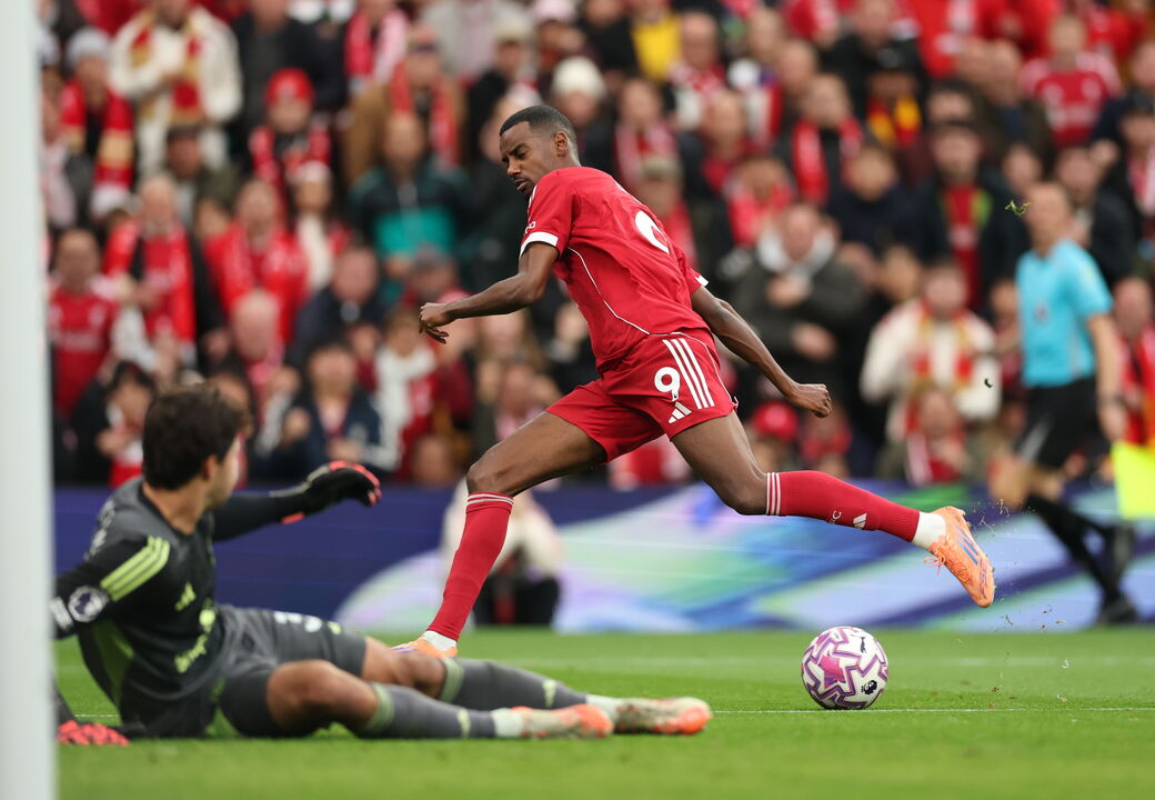 Isak remata para a baliza num jogo de futebol