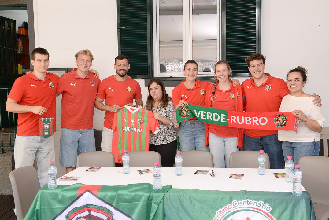 Paulo Henrique (terceiro a contar da esquerda) distribuiu amêndoas de Páscoa