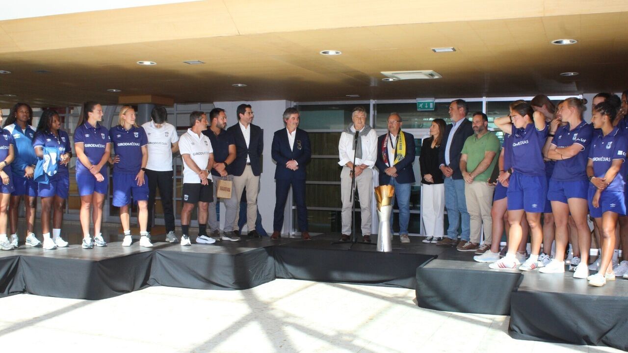 Equipa feminina do Torreense com a taça da liga no museu do clube