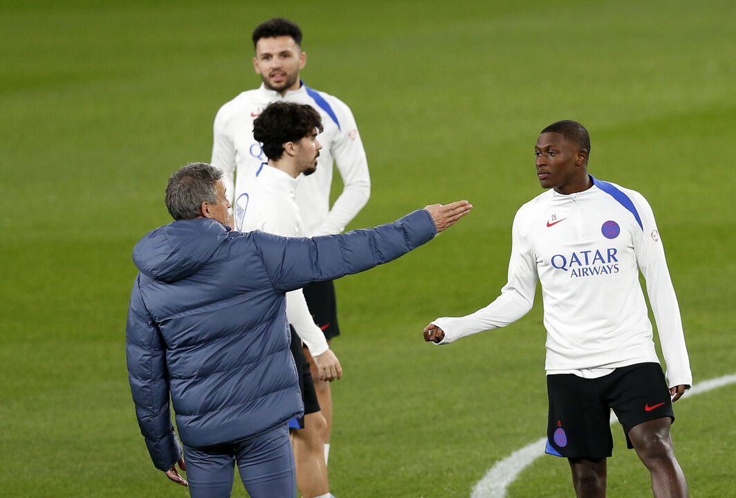 Luis Enrique e Nuno Mendes durante treino
