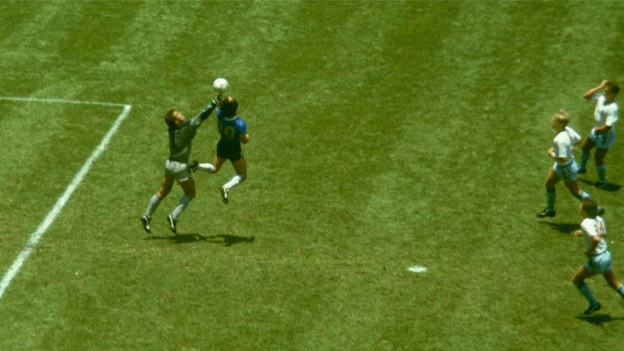A polémica "Mão de Deus", golo que Maradona marcou nos quartos de final do Mundial de 1986, diante da Inglaterra