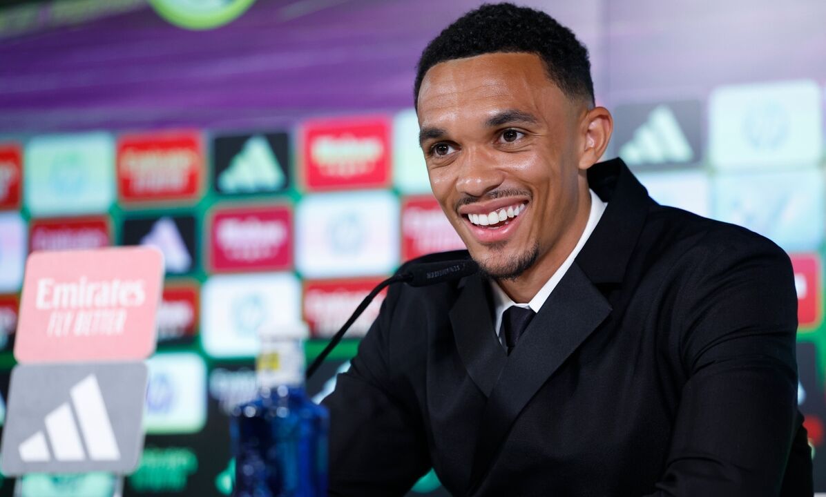 Keane critica defesa e lamenta ausência de Alexander-Arnold