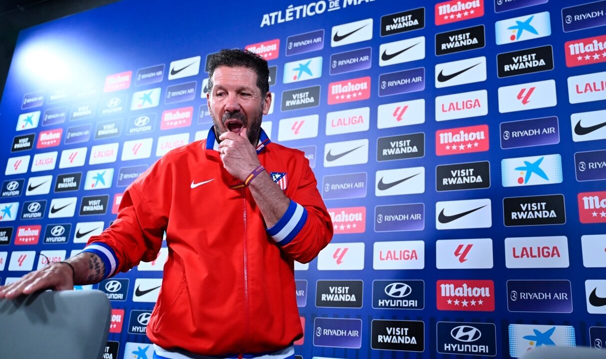 Diego Simeone numa conferência de imprensa do Atlético de Madrid
