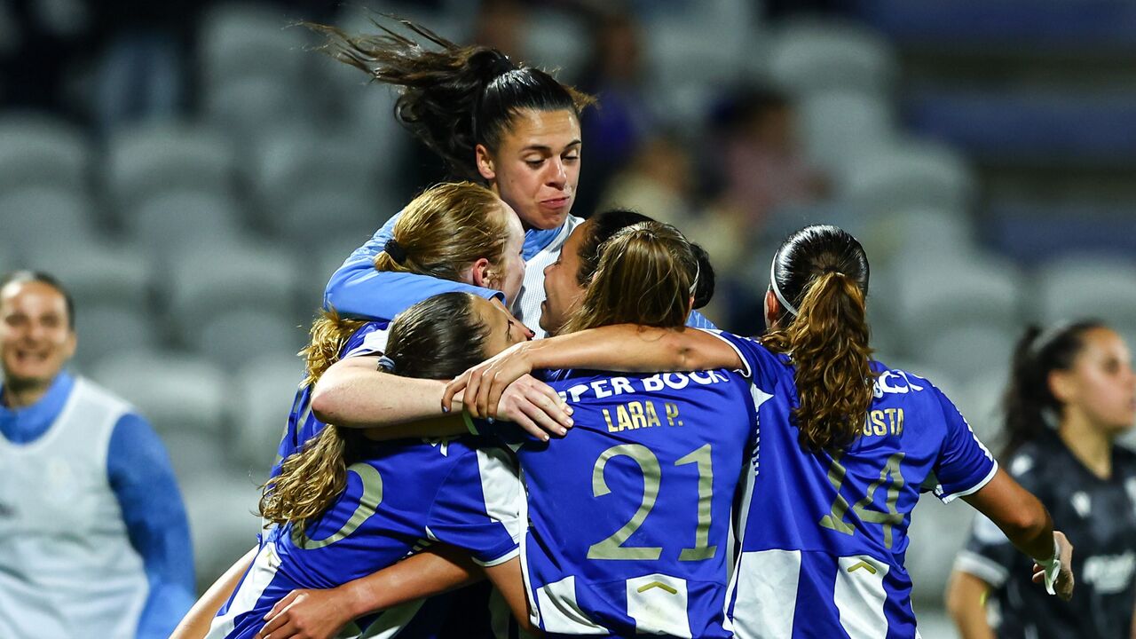 Jogadoras do FC Porto festejam possível subida à Liga BPI