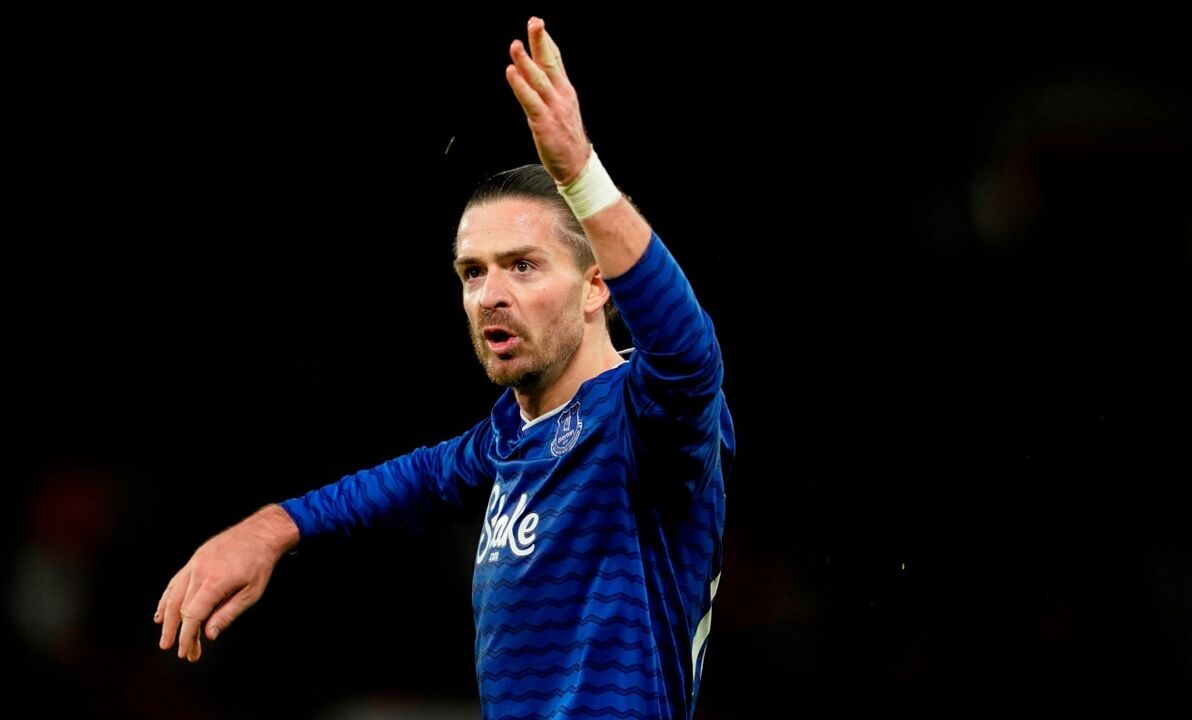 Jack Grealish é alvo do Everton, mas clube evita grandes gastos