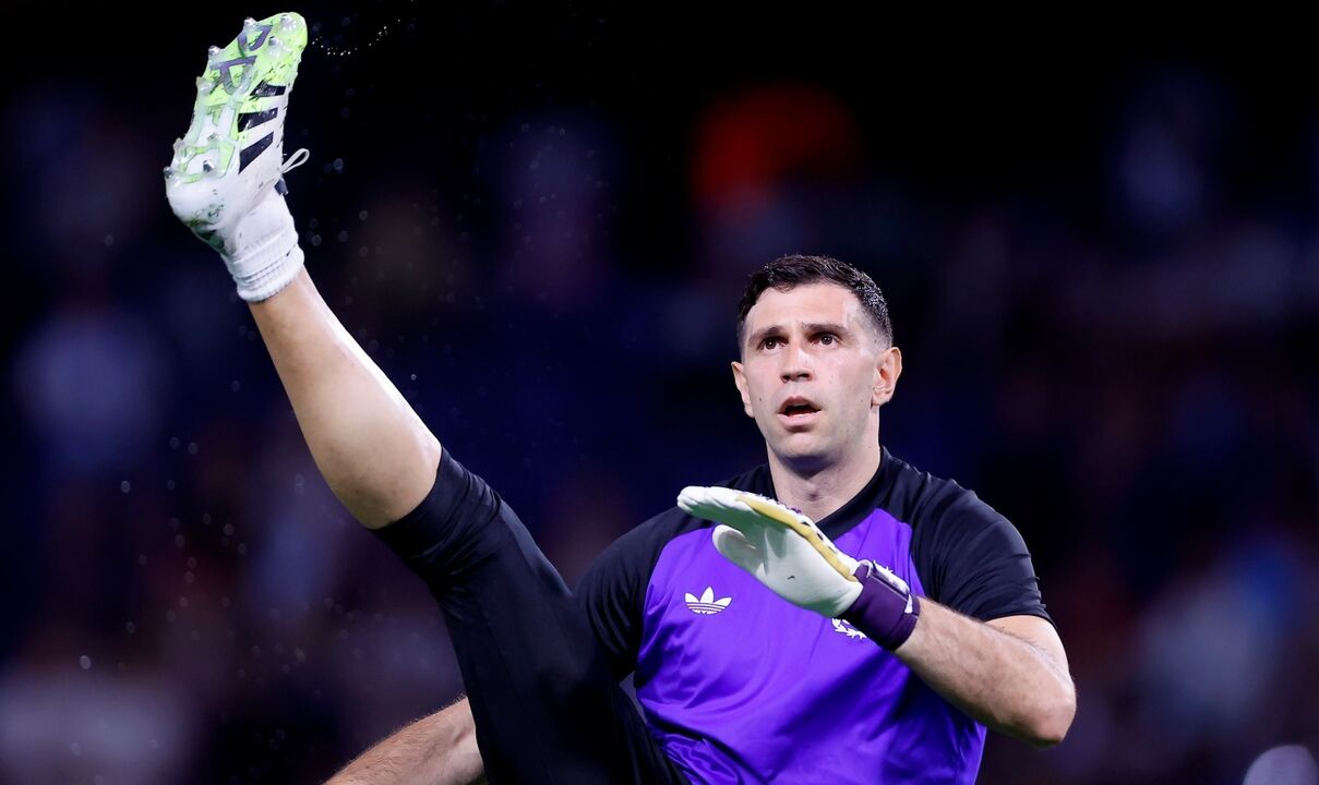 Emiliano Martínez aquece antes da partida