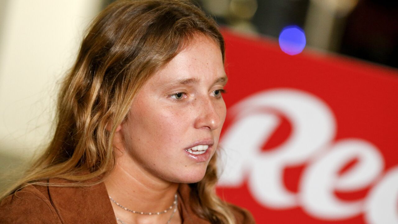 A imagem mostra Tatiana Calderón durante uma entrevista