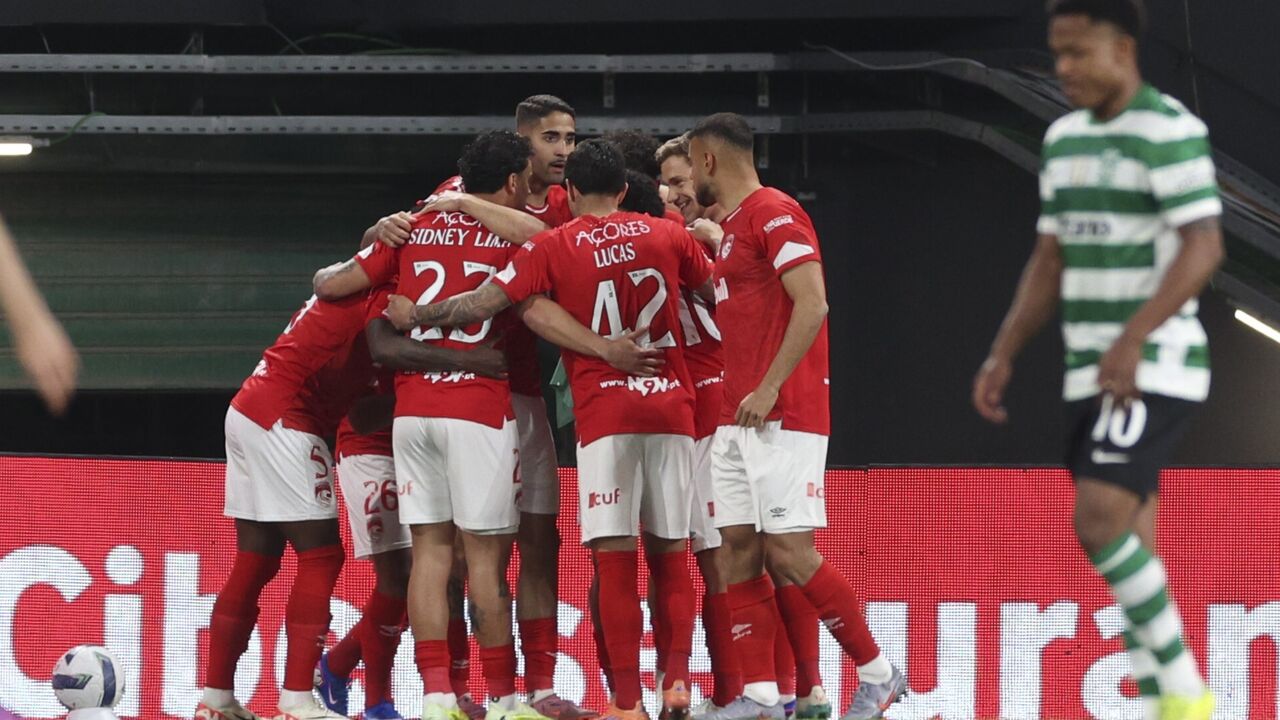 Equipa do Santa Clara unida