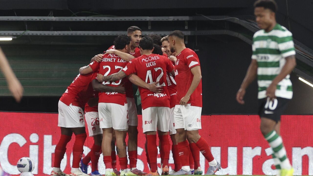 Equipa do Santa Clara unida