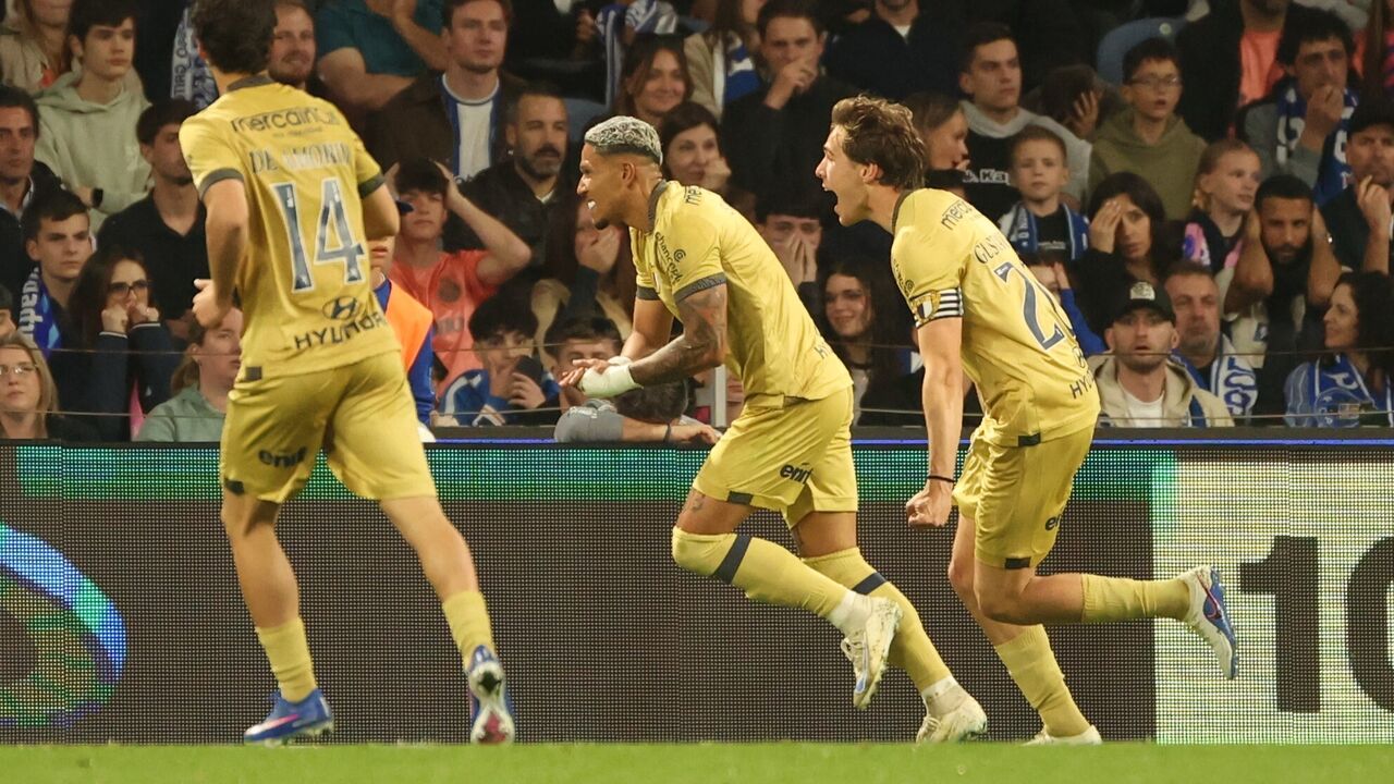 Jogadores celebram vitória no estádio com adeptos