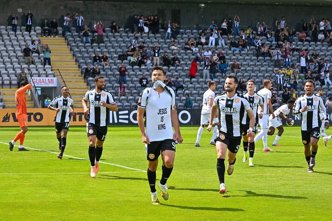 Chucho marcou de livre aos 2 minutos