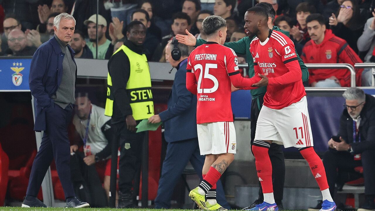 Lukebakio e Prestianni preparam-se para entrar em campo sob o olhar de Mourinho