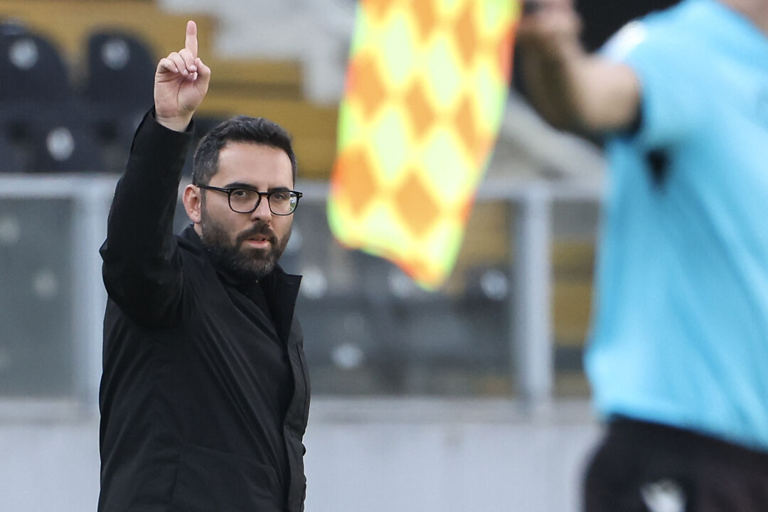 Gonçalo Feio na estreia pelo Tondela, após experiências na Polónia