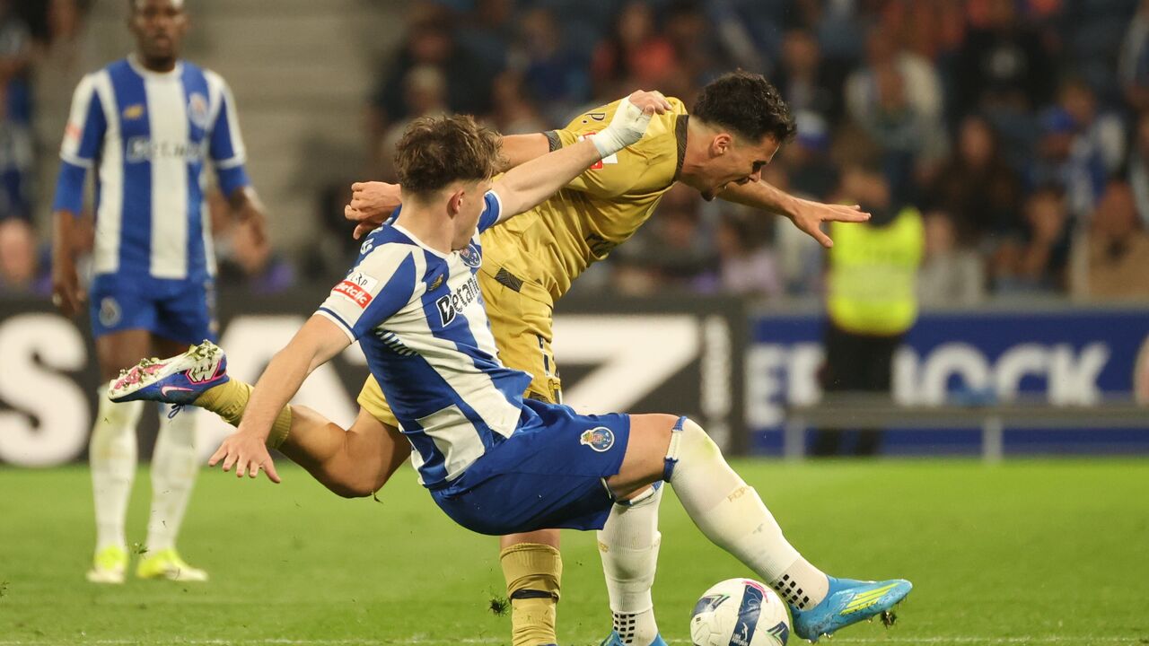 FC Porto e Famalicão disputam a bola durante o jogo