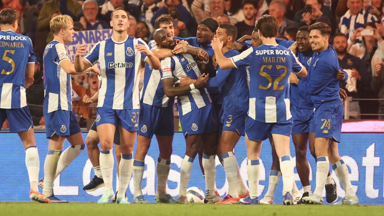 Jogadores do FC Porto celebram golo em jogo no Estádio do Dragão