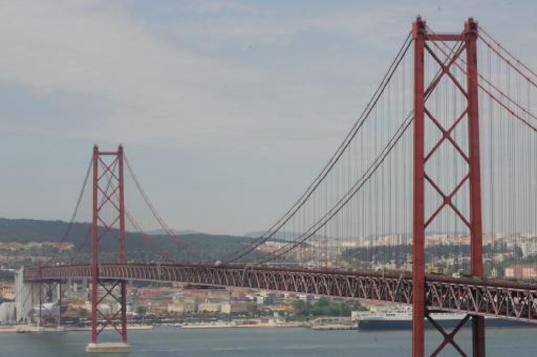 PSP trava trânsito na Ponte 25 de Abril para deter condutor em fuga