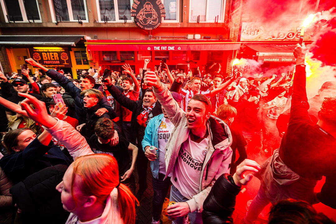 Fãs do PSV celebram o tricampeonato nas ruas de Eindhoven