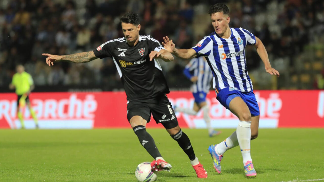 José Fonte pressionado por Deniz Gül no Casa Pia-FC Porto