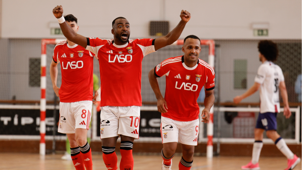 Arthur festeja um dos golos do Benfica frente ao Torreense