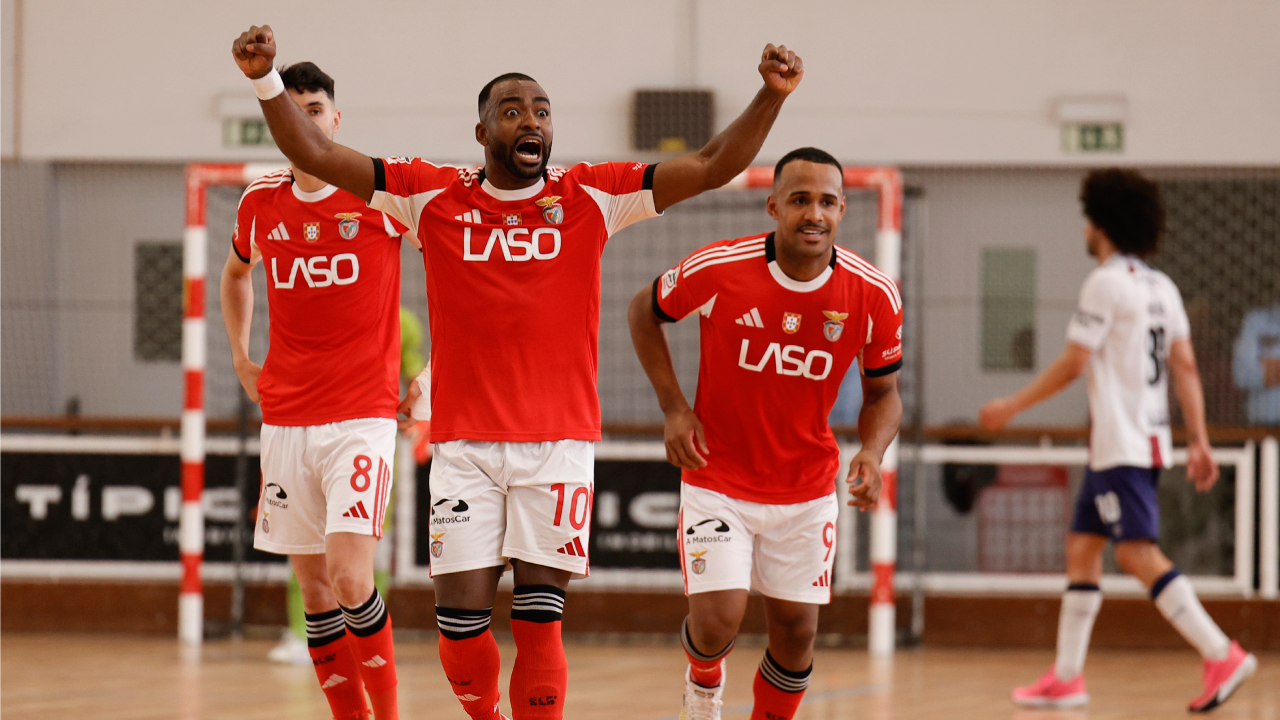 Arthur festeja um dos golos do Benfica frente ao Torreense