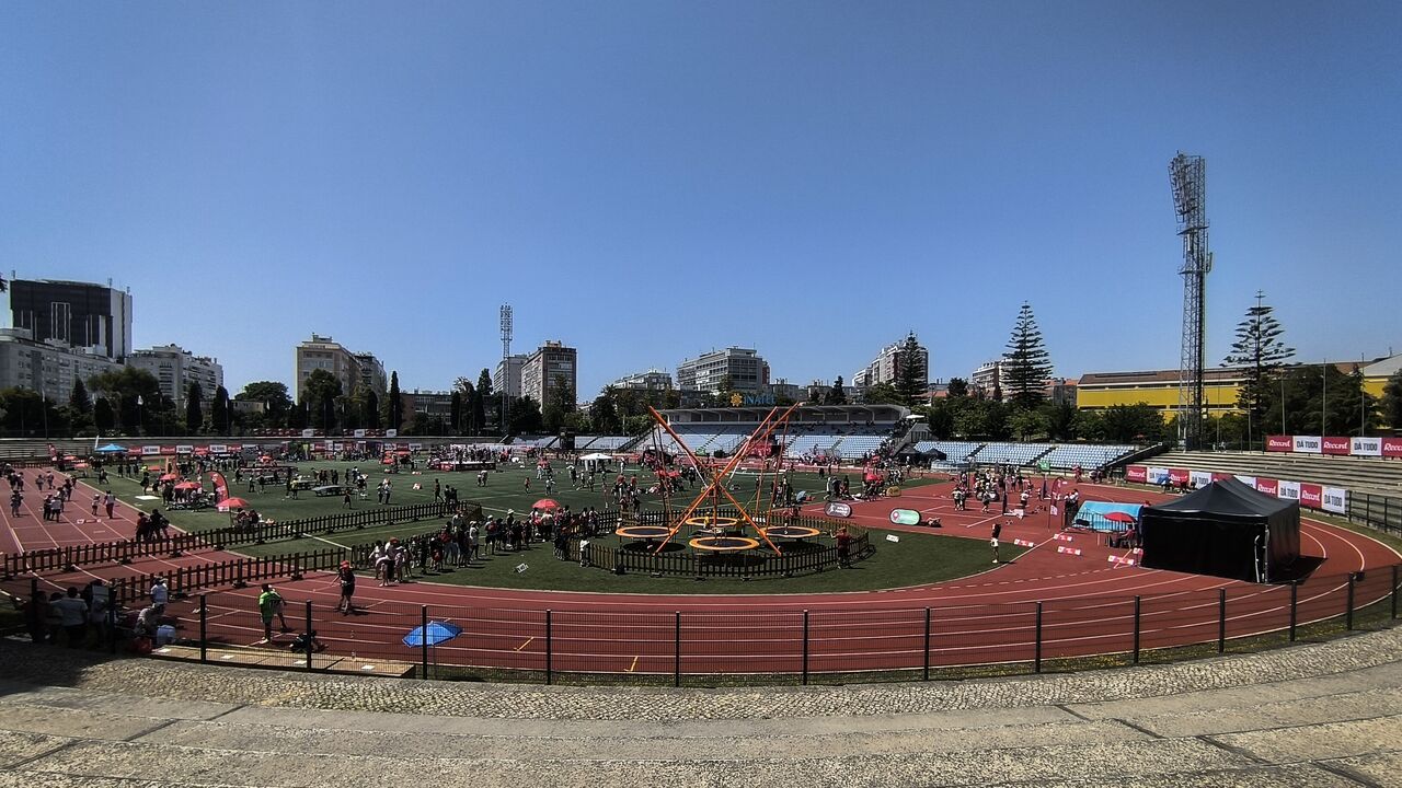 Celebração de 10 anos dos Jogos Olímpicos num estádio, em Portugal