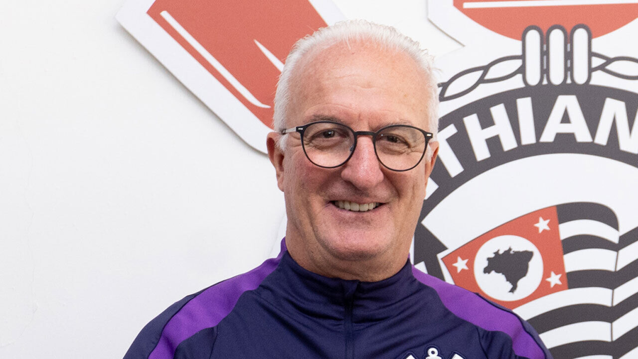 Dorival Júnior esteve menos de um ano no Corinthians