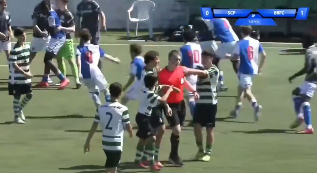 De cabeça perdida: jogadores dos sub-15 do Sporting empurram árbitro após derrota na final da Iber Cup