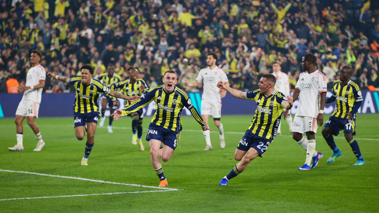 Kerem Aktürkoglu festeja golo marcado ao Besiktas