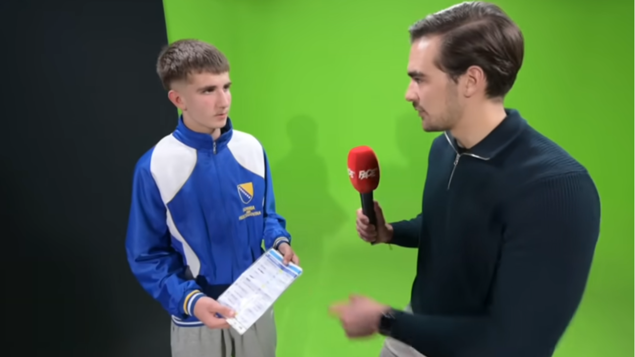 Afan Cizmic em entrevista à Face TV com a famosa cábula na mão