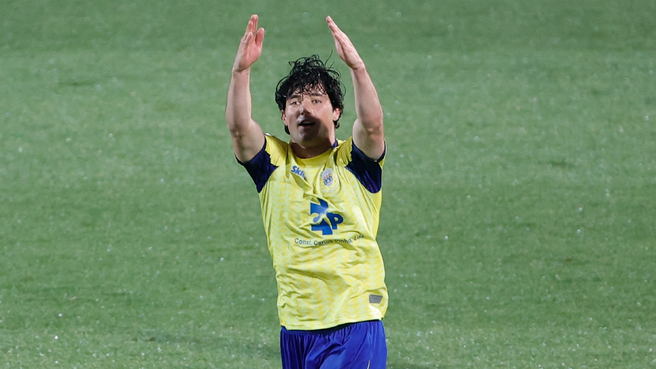 Pablo Gozálbez celebra golo marcado para as bancadas