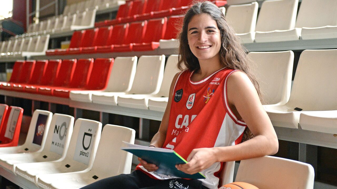 Maria Lopes conclui mestrado com nota máxima e demonstra perícia dentro e fora do campo