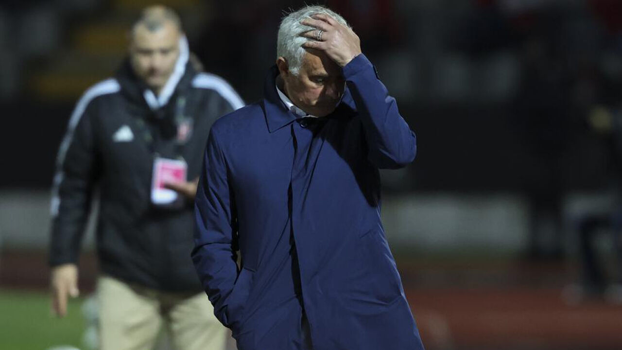 José Mourinho reage junto ao banco de suplentes do Benfica