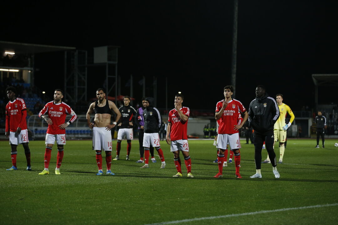 A desilusão dos jogadores do Benfica após a derrota com o Casa Pia