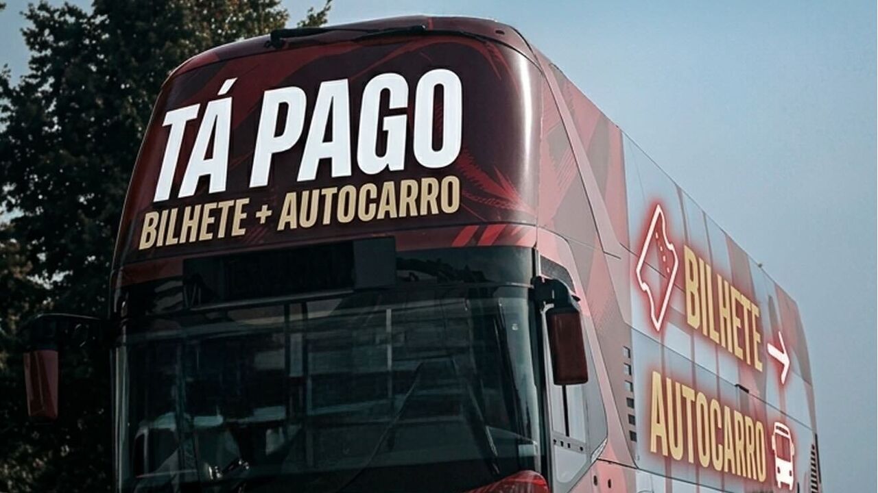 Autocarro com mensagem "Tá Pago: Bilhete + Autocarro" para jogo entre CDT e GVFC