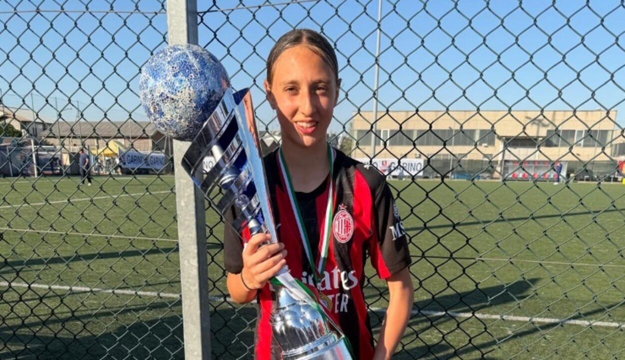 Filha de Modric celebra troféu da Garino Cup com o Milan Sub-13