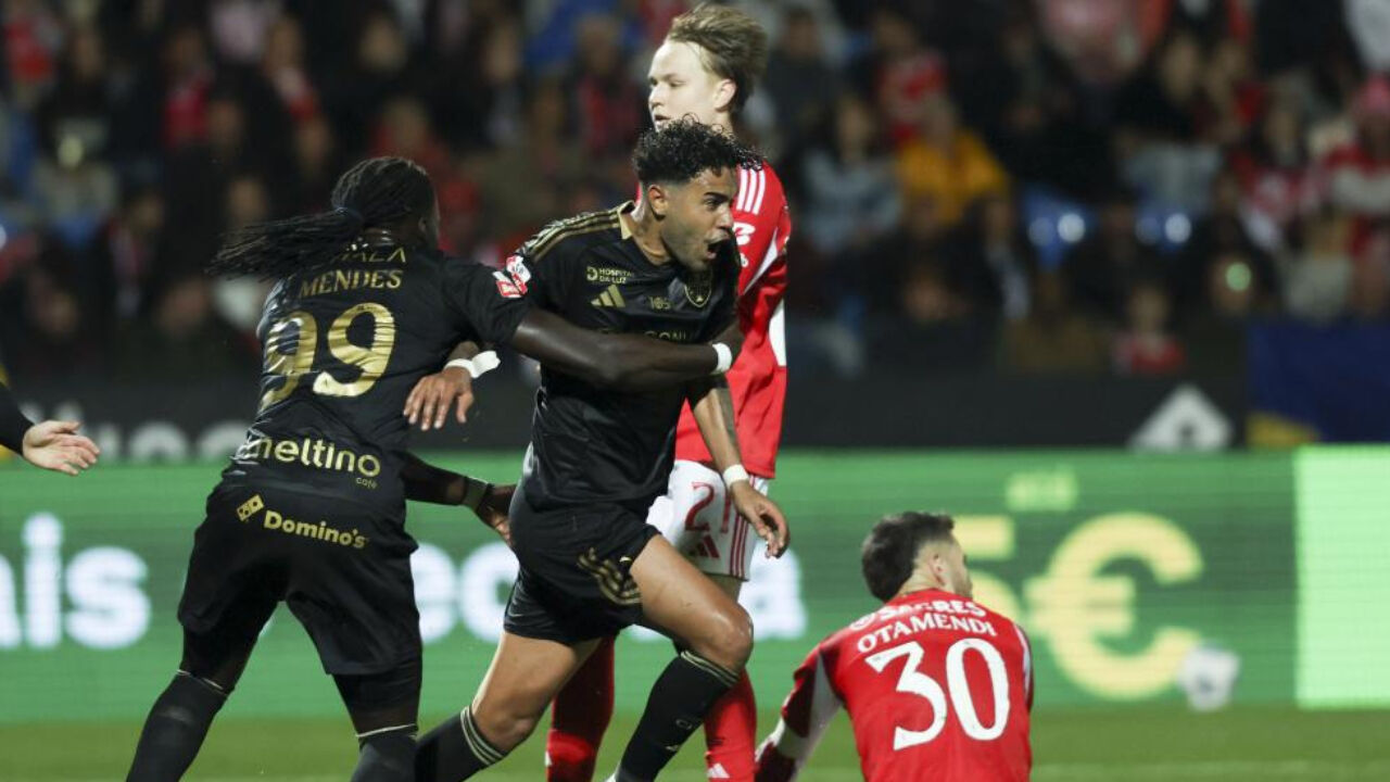 Rafael Brito corre para festejar golo marcado ao Benfica 