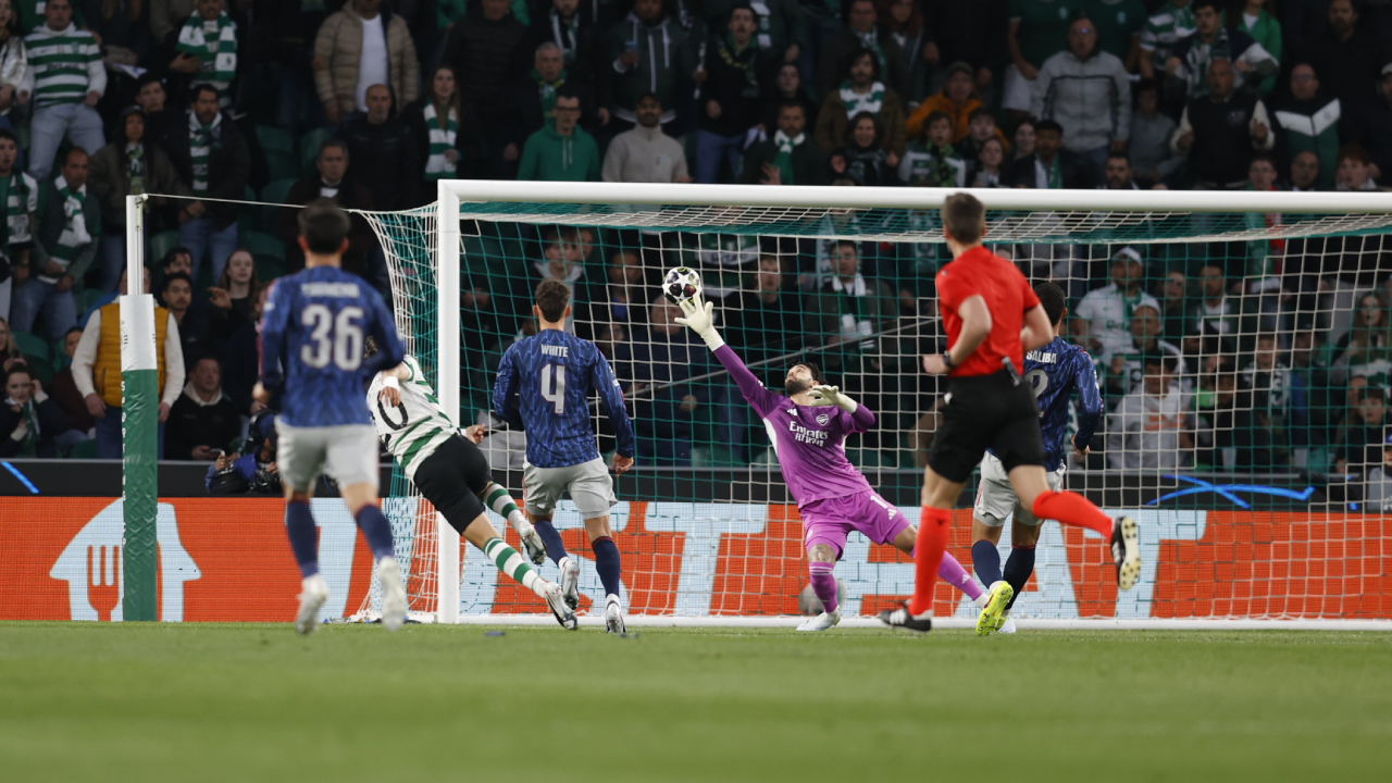 O momento do remate de Maxi Araújo à trave da baliza do Arsenal